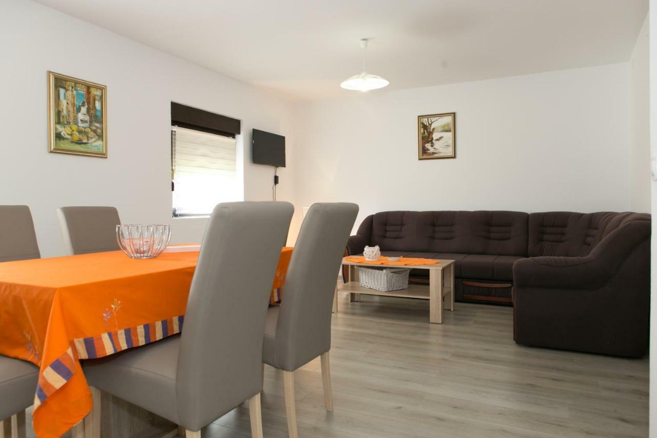 Apartman Lori Оточац Экстерьер фото