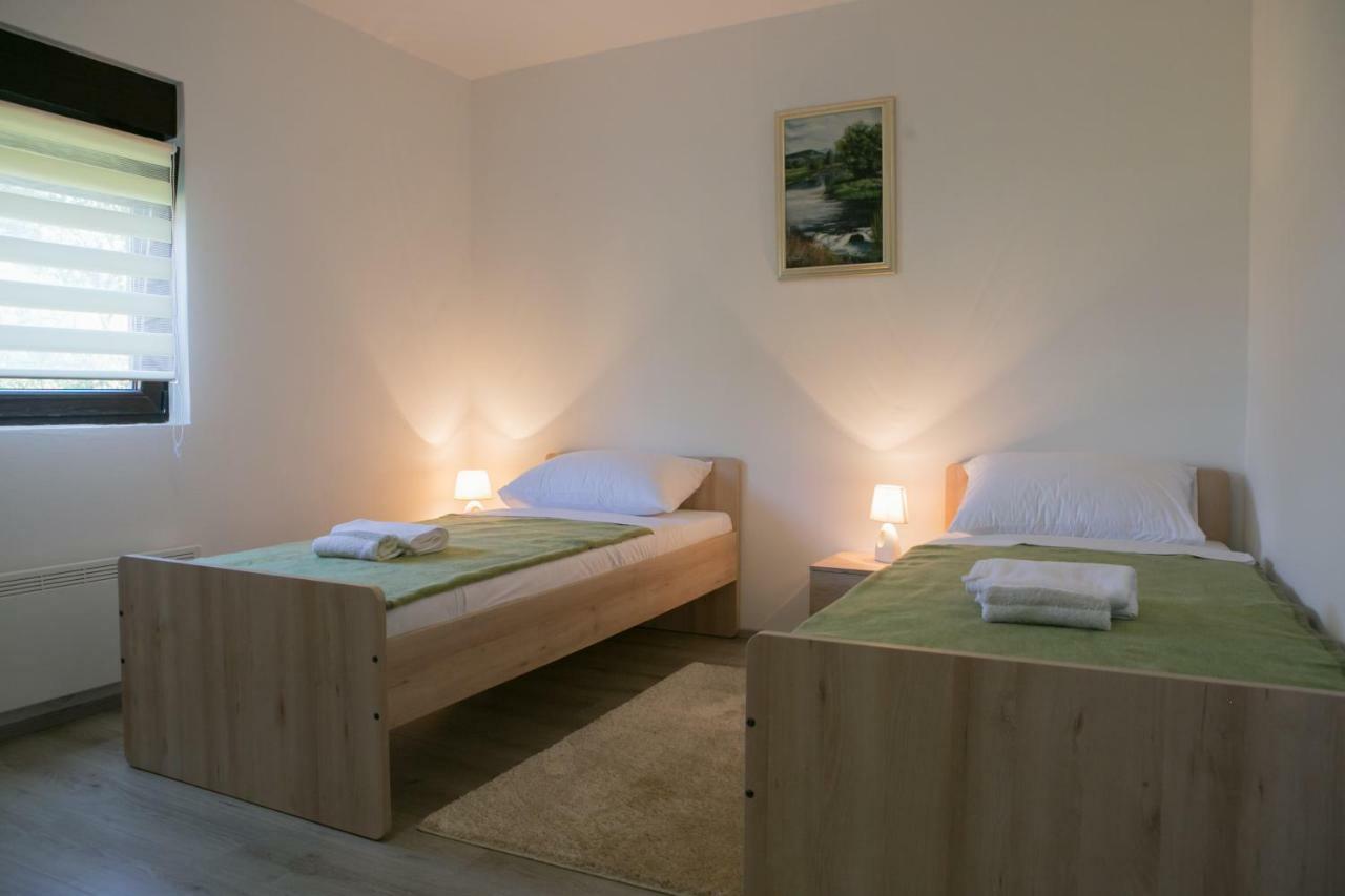 Apartman Lori Оточац Экстерьер фото