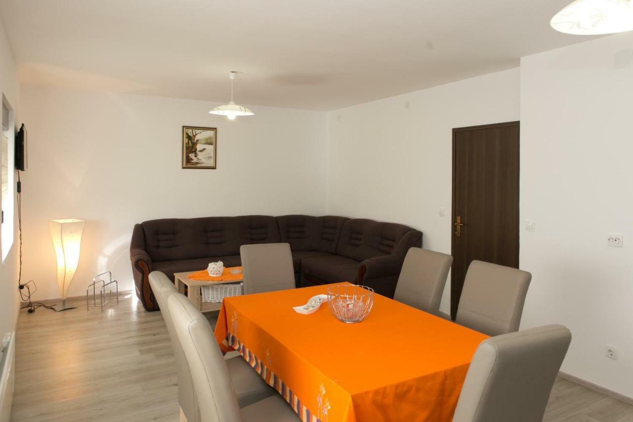 Apartman Lori Оточац Экстерьер фото