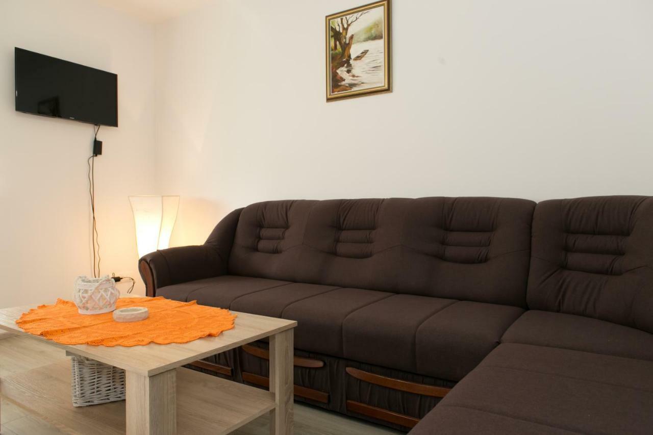 Apartman Lori Оточац Экстерьер фото