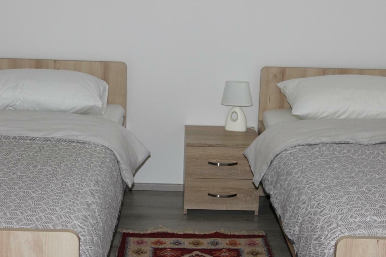 Apartman Lori Оточац Экстерьер фото